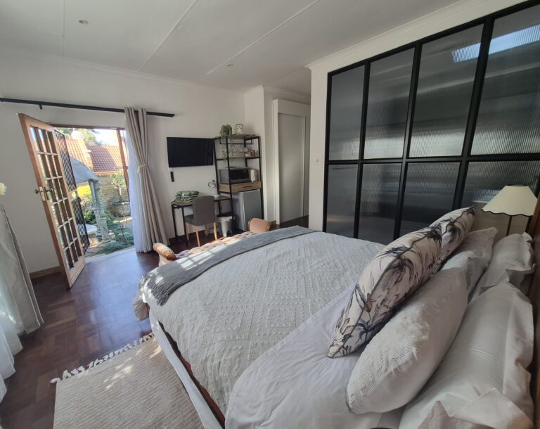 Room 4 - Bedroom | Workspace